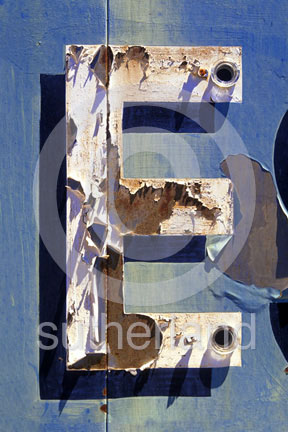 E02