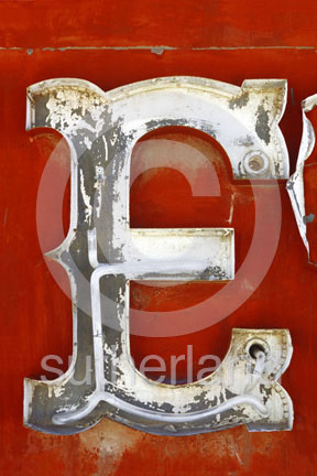 E08