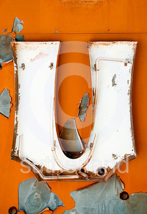 U04